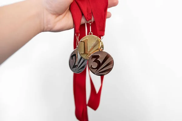 Personne Tient Des Médailles Argent Bronze Avec Des Numéros Sur — Photo