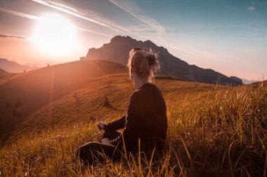 Dişi / kız dağlarda gün batımını seyrediyor ve hayatın, özgürlüğün, doğa yürüyüşünün ve seyahatin tadını çıkarıyor, güzel arka plan görüntüsü, tatilden manzara, Büyük Rozsutec, Küçük Fatra, Slovakya