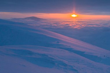 Destansı gündoğumu sırasında dağın tepesinde, bulutların üstünde, kazanan mutlu bir jest, kış dağlarında özgürlük, Low Tatras, Slovakya