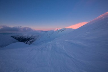 Destansı gündoğumu sırasında dağın tepesinde, bulutların üstünde, kazanan mutlu bir jest, kış dağlarında özgürlük, Low Tatras, Slovakya