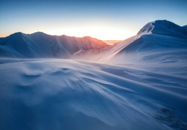 Destansı gündoğumu sırasında dağın tepesinde, bulutların üstünde, kazanan mutlu bir jest, kış dağlarında özgürlük, Low Tatras, Slovakya