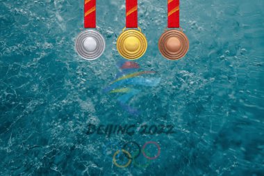 BEIJing, ÇİN - Kasım. - 25. 2021: Pekin 'deki kış olimpiyatlarının logosu altın, gümüş ve bronz madalyalarla altın madalyaların ortasında kırmızı kurdeleli, arka plan fotoğraflı kazananlar için