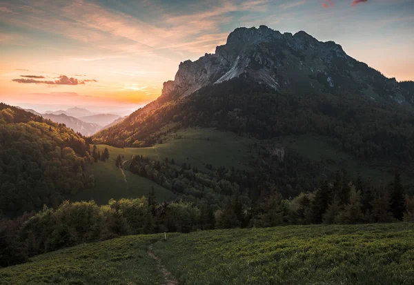Ruhiger Sommersonnenuntergang Den Bergen Schönes Hintergrundbild Landschaft Aus Dem Urlaub — Stockfoto