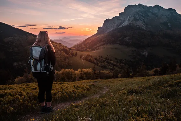 Dişi / kız dağlarda gün batımını seyrediyor ve hayatın, özgürlüğün, doğa yürüyüşünün ve seyahatin tadını çıkarıyor, güzel arka plan görüntüsü, tatilden manzara, Büyük Rozsutec, Küçük Fatra, Slovakya