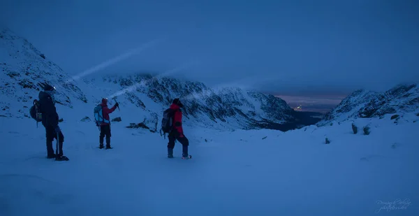 強い冬の間は高い山の景色を楽しみ 雪がたくさんあり ハイキングが大好きで 極端な条件 冬の写真の間に旅行しています — ストック写真