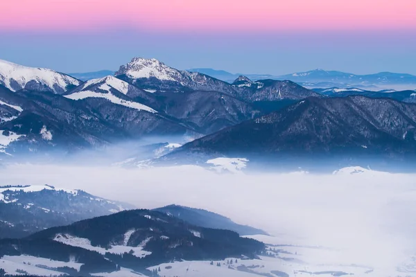 Bela Vista Sobre Nascer Sol Altas Montanhas Durante Inverno Forte — Fotografia de Stock