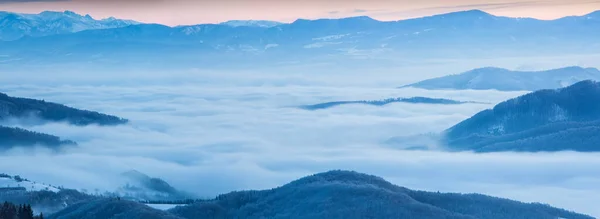 Bela Vista Sobre Nascer Sol Altas Montanhas Durante Inverno Forte — Fotografia de Stock