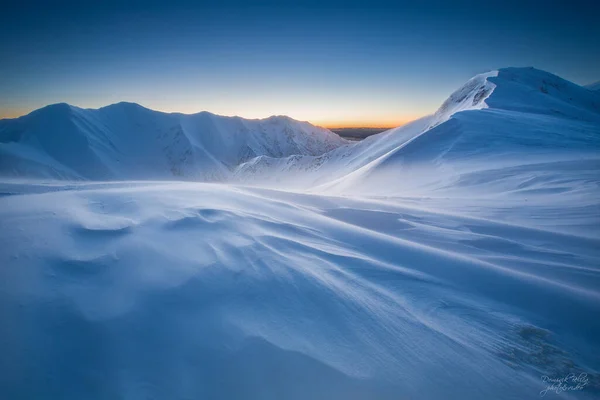 Piękny Widok Wschód Słońca Wysokich Górach Podczas Silnej Zimy Dużą — Zdjęcie stockowe