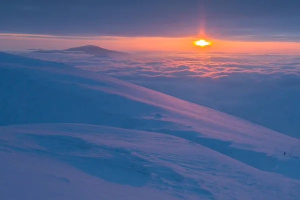 Вершина Гори Під Час Епічного Сходу Сонця Над Хмарами Переможцем — стокове фото