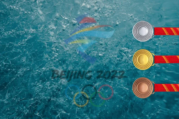 11月 25歳 2021 銅メダルを受賞した赤いリボン 背景写真付きの氷の上に2022年北京冬季オリンピックのロゴ — ストック写真