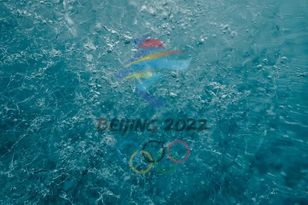 11月 25歳 2021 銅メダルを受賞した赤いリボン 背景写真付きの氷の上に2022年北京冬季オリンピックのロゴ — ストック写真