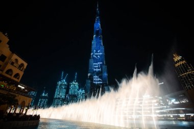 Burç Halife, BAE - Birleşik Arap Emirlikleri 9 Aralık 2021, fıskiyeli, gece manzaralı aydınlık Burç Halife