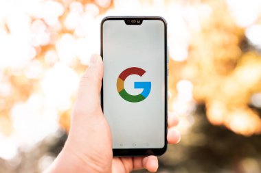 New York, ABD, 9. Aralık 2021: HUAWEI ekranında Google uygulama simgesi. Google simgesi. Google uygulaması. Google Sosyal medya ağı. Sosyal ortam simgesi