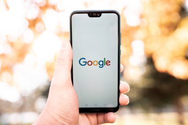 New York, ABD, 9. Aralık 2021: HUAWEI ekranında Google uygulama simgesi. Google simgesi. Google uygulaması. Google Sosyal medya ağı. Sosyal ortam simgesi