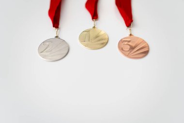 Altın, gümüş ve bronz madalyalar, kazananlar için beyaz izole edilmiş arka planda numaralar. Kırmızı kurdeleli madalya. 2022 kış oyunları, afiş ve arka plan için kullanışlı.