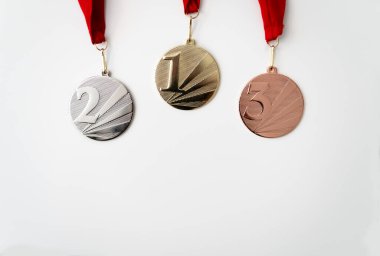 Altın, gümüş ve bronz madalyalar, kazananlar için beyaz izole edilmiş arka planda numaralar. Kırmızı kurdeleli madalya. 2022 kış oyunları, afiş ve arka plan için kullanışlı.