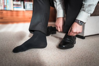 Bir etkinlik için şık ayakkabılar giyen ceketli adam, kıyafet yönetmeliği, iş adamı.