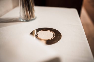 Kilisedeki altın bir paspasın üzerinde İsa 'nın bedeni