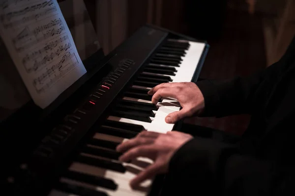 Homme Jouant Piano Lors Une Cérémonie Mariage — Photo