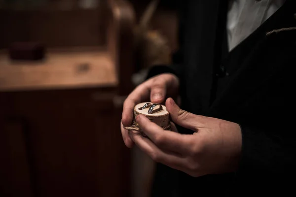 Der Bräutigam Hält Ringe Einer Holzkiste Der Kirche — Stockfoto