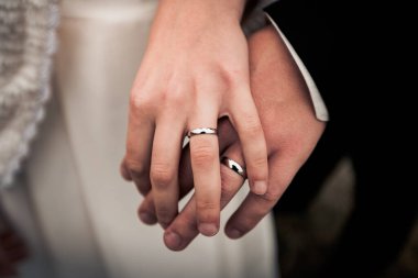 Eller, evlilik yüzüklü kadın ve erkeğin resmi, damat ve gelin büyük günde, aşk