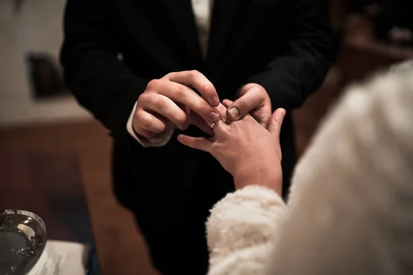 Novio Pone Anillo Dedo Novia Durante Ceremonia Boda Iglesia — Foto de Stock