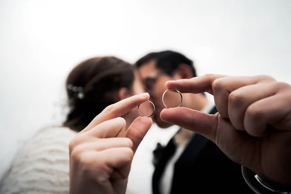 Руки Фотография Мужчины Женщины Обручальным Кольцом Жених Невеста Время Большого — стоковое фото