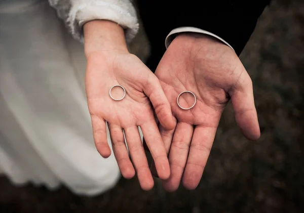 Mãos Imagem Homem Mulher Com Anel Casamento Noivo Noiva Durante — Fotografia de Stock