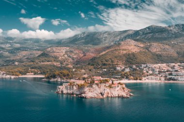 Tarih merkezi Budva yaz günlerinde güneş ışığıyla yıkandı. Seyahat etmeyi sever.