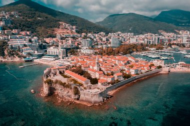 Tarih merkezi Budva yaz günlerinde güneş ışığıyla yıkandı. Seyahat etmeyi sever.