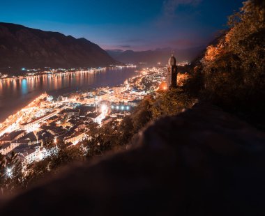  Karanlıkta parlayan şehir Kotor Körfezi ve Kotor üzerinde gece görüşü, Karadağ