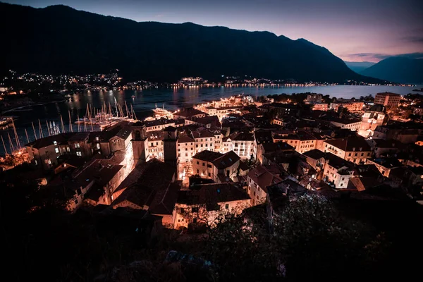  Karanlıkta parlayan şehir Kotor Körfezi ve Kotor üzerinde gece görüşü, Karadağ