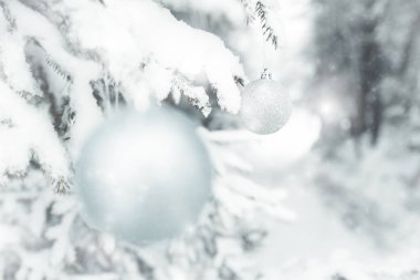 Mutlu Noeller, mutlu tatiller, ormanın ortasında Noel atmosferi, karlı bir ağaçta noel balosu, kartpostallar, afişler, afişler, 2021 Noel 'i