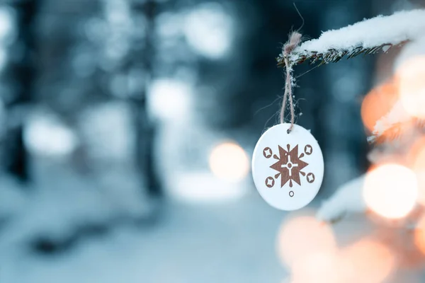 Καλά Χριστούγεννα Καλές Γιορτές Λευκό Χρυσό Στολίδι Χιονισμένο Δέντρο Στο — Φωτογραφία Αρχείου