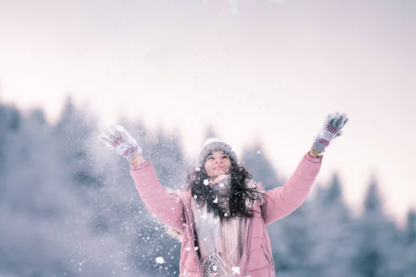 Πορτρέτο Του Μια Ευτυχισμένη Μελαχρινή Κορίτσι Παίζει Στο Χιόνι Νεαρή — Φωτογραφία Αρχείου