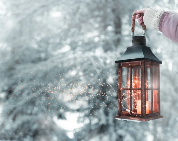 Karlı bir manzaranın ortasında ışıklı bir fener, bir umut lambası, Noel ve soğuk bir atmosfer, karlı bir ormanın ortasında bir sahne, Beytüllahim ışığı, detay, bir fenere yakın çekim