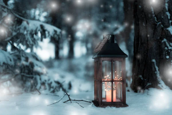 Φανός Φώτα Στη Μέση Ενός Χιονισμένου Τοπίου Μια Λάμπα Ελπίδας — Φωτογραφία Αρχείου