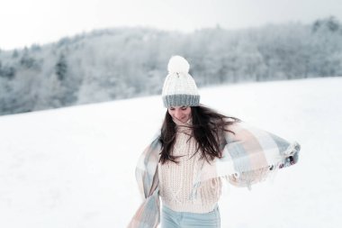  Hoş geldin kış! Sıcak giysiler, eşarp ve eldivenlerle karda mutlu ve güzel bir kız, karla kaplı donmuş bir manzara, hayat ve sağlık dolu bir kız, açık hava belinden portresi, kış, Noel
