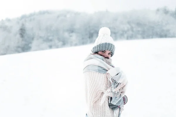 Witamy Zimę Szczęśliwa Piękna Dziewczyna Śniegu Ciepłą Odzieżą Szalikiem Rękawiczkami — Zdjęcie stockowe