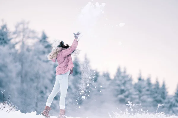 Καλώς Ήρθατε Χειμώνα Ευτυχισμένη Κοπέλα Γυναίκα Απολαμβάνει Χειμώνα Και Παίζει — Φωτογραφία Αρχείου