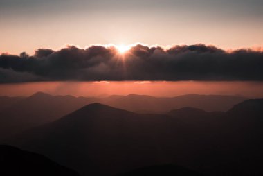 Yükselen güneşle kaplı dağların güzel manzarası, alçak Tatras, Slovakya