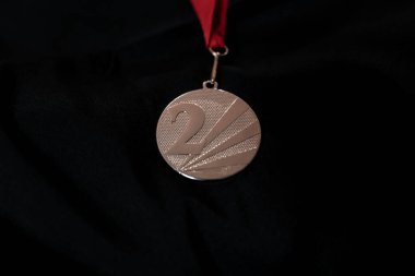 Siyah arka planda gümüş madalya, kırmızı kurdeleli madalya. 2022 Pekin 'de kış olimpiyatları, afiş ve arka plan için kullanışlı.