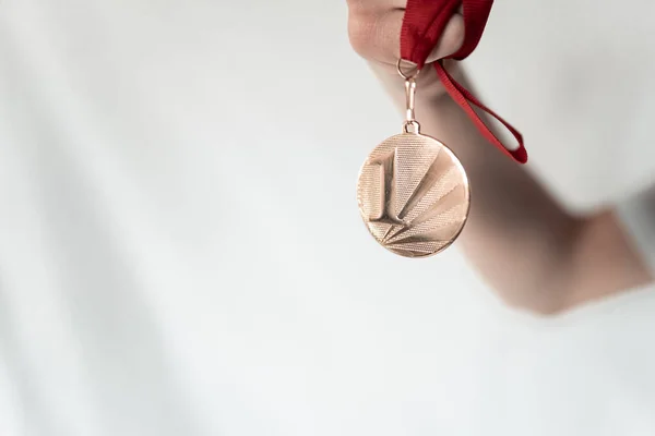 Mann Junge Mit Goldmedaille Der Hand Medaille Mit Roter Schleife — Stockfoto