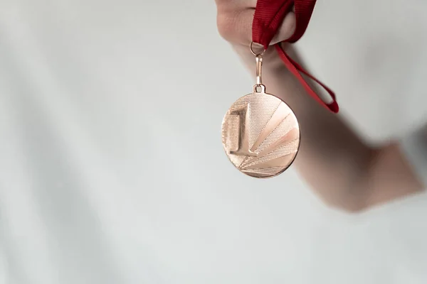 Mann Junge Mit Goldmedaille Der Hand Medaille Mit Roter Schleife — Stockfoto