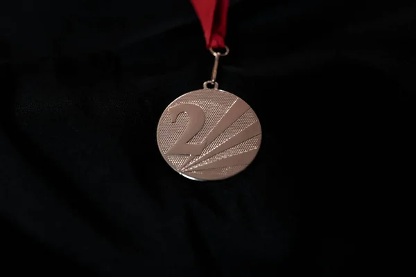 Zilveren Medaille Zwarte Achtergrond Medaille Met Rood Lint Olympische Winterspelen — Stockfoto