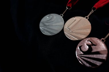 Altın, gümüş ve bronz madalyalar kazananlar için siyah izole edilmiş arka planda numaralar. Üç renkli kurdeleli madalya. 2022 Pekin 'de kış olimpiyatları, afiş ve arka plan için kullanışlı.