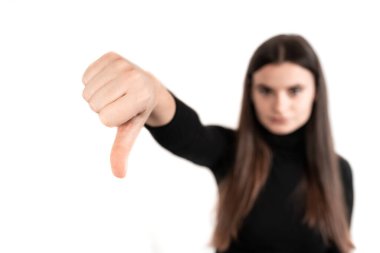 Güzel kahverengi saçlı kız işaret ediyor parmağını aşağı