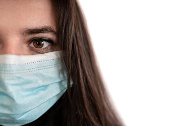 Virüse karşı tıbbi solunum maskesi takan bir kız. Cerrahi koruyucu maske. Coronavirus, Covid-19, Omicron 'un yayılmasını önlemek, özgeçmiş ve belgeler için kullanışlı