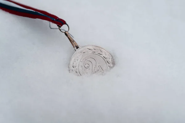 Silbermedaillen Mit Zahlen Auf Schneehintergrund Für Die Gewinner Medaille Mit — Stockfoto