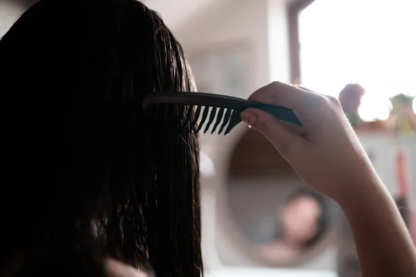 Tiro Uma Menina Pentear Cabelo Com Pente — Fotografia de Stock